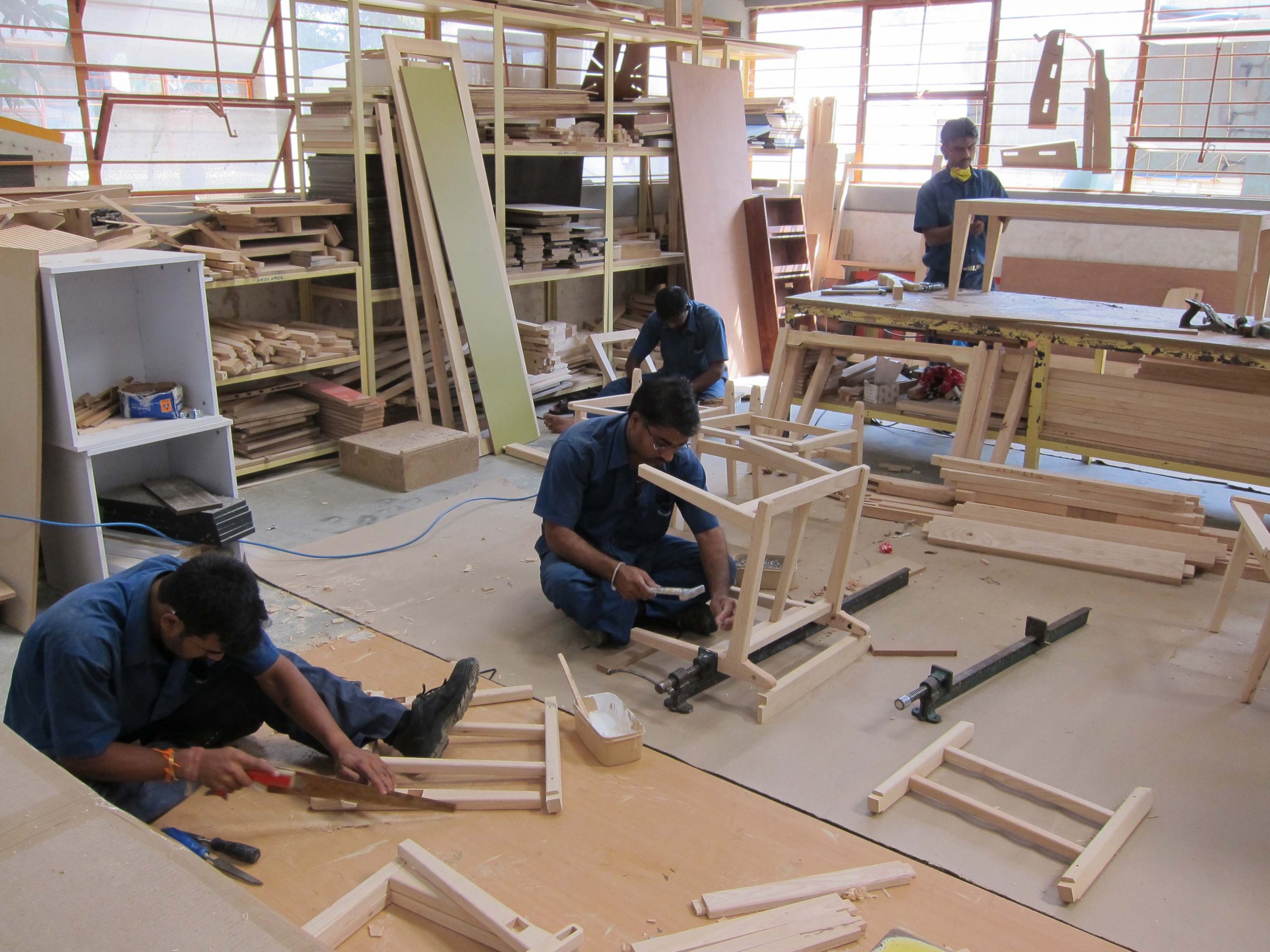 MENGENAL PRODUSEN MEBEL PADA KATEGORI MATERIAL KONSTRUKSI DI PADI UMKM